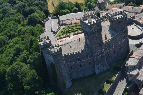 Il castello di Torre Alfina offre ai propri ospiti tutta la storia e la magia di una dimora storica.