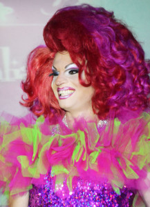 Drag Queen Simona Sventura parruccone rosso